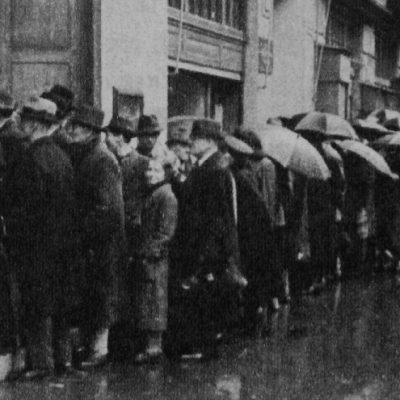 Registrierung von NationalsozialistInnen in Wien, 1945. Quelle: Aufbruch aus dem Nichts. Entstehung und Geschichte der 2. Republik Österreich, Verlag des Österreichischen Gewerkschaftsbundes, 1980, S. 22.